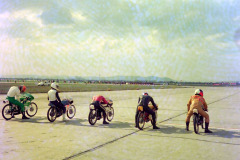 Impressionen vom Flugplatzrennen Wien-Aspern 1975. Foto: Arthur Fenzlau / Technisches Museum Wien