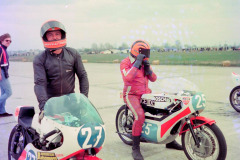 Impressionen vom Flugplatzrennen Wien-Aspern 1975. Foto: Arthur Fenzlau / Technisches Museum Wien