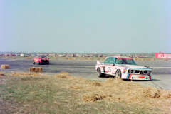 Impressionen vom Flugplatzrennen Wien-Aspern 1976. Foto: Arthur Fenzlau / Technisches Museum Wien